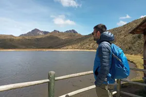 Detrás de la laguna de limpiopungo se encuentra el volcan rumiñahui de este a oeste