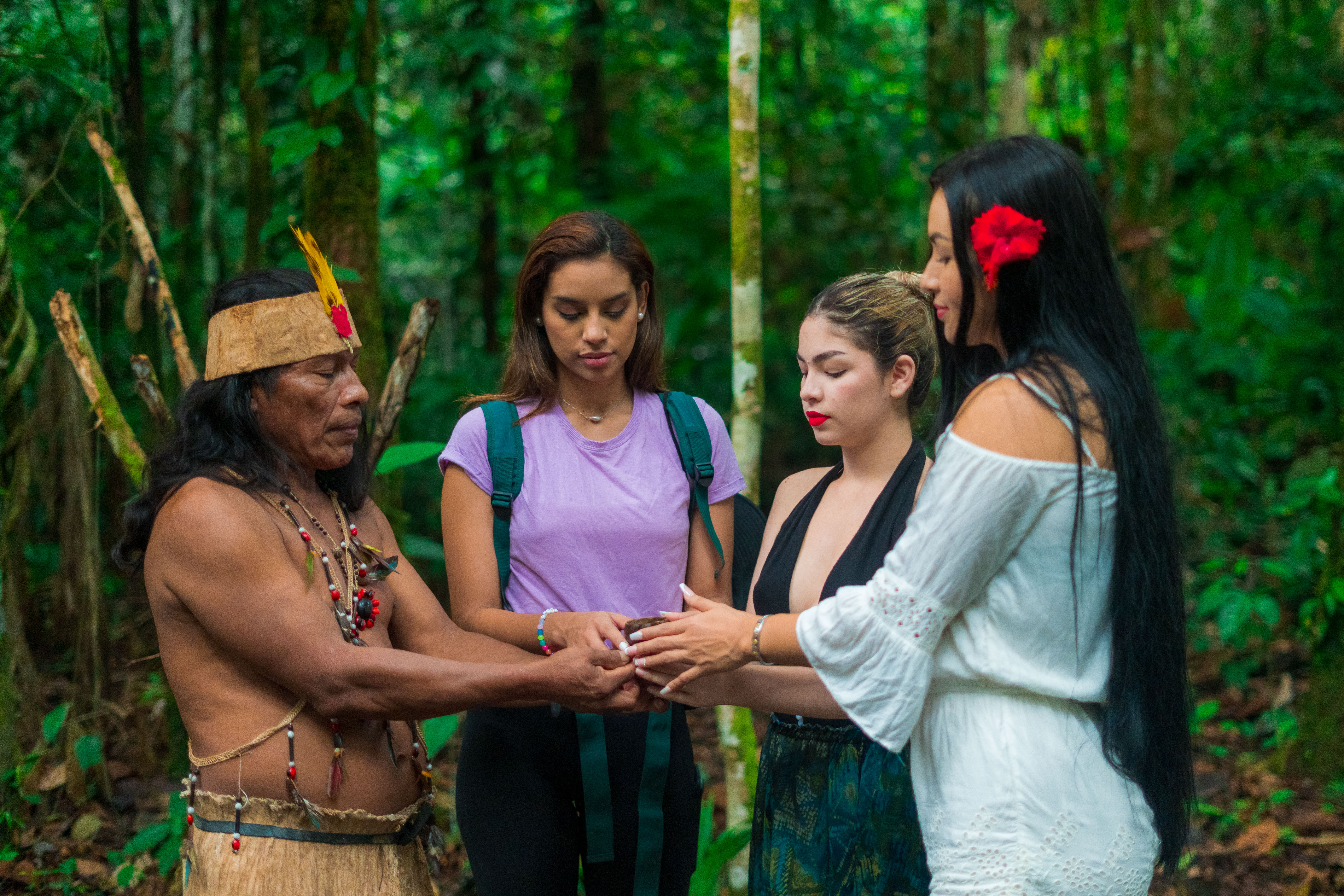  Conociendo plantas medicinales y en coordinación también se puede hacer un tour con el shaman