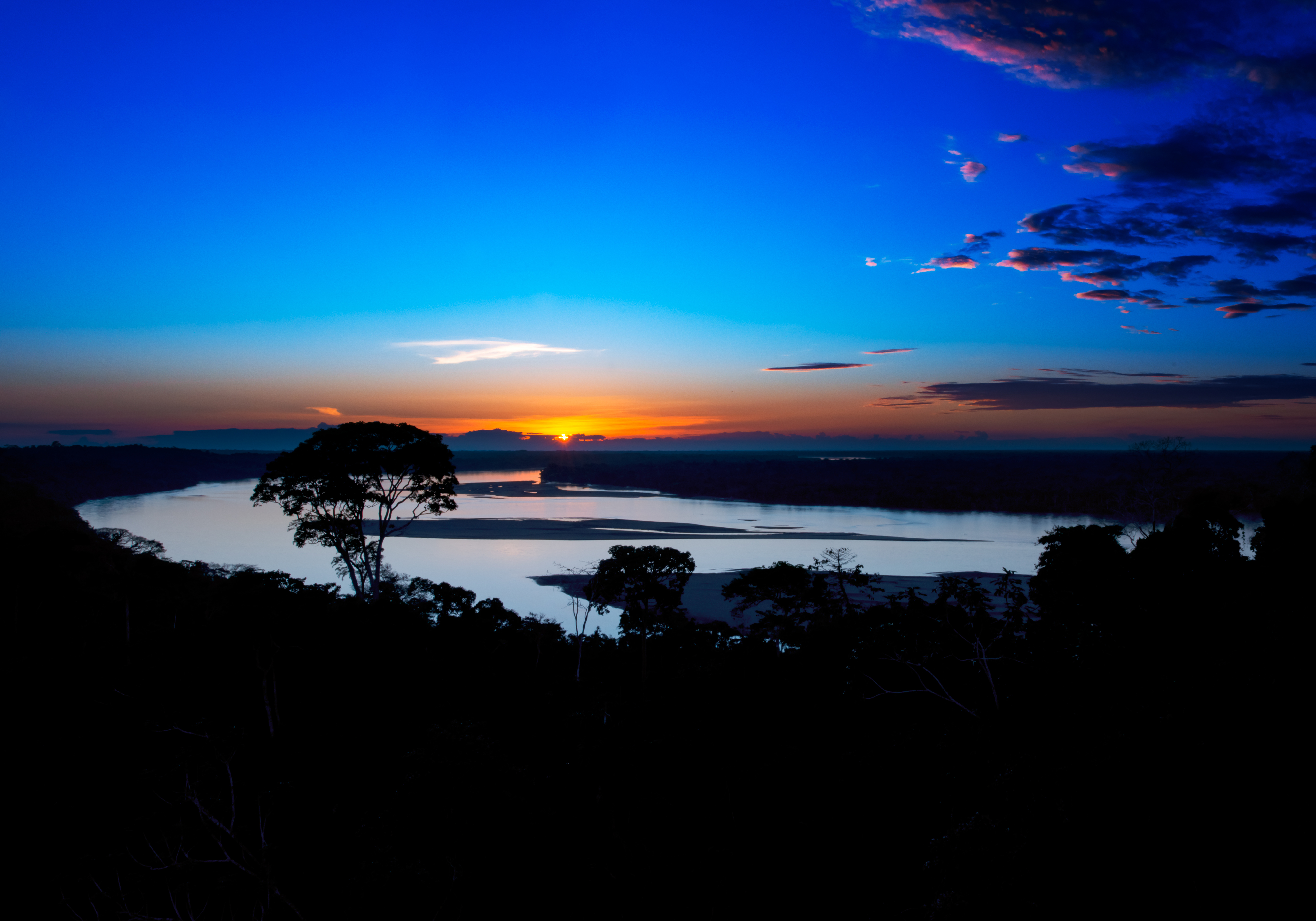 Un atardecer en la amazonía